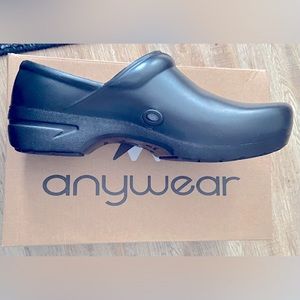 Anywear women’s cloggers
